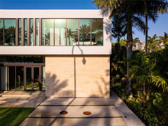 Exterior, Facade, Modern