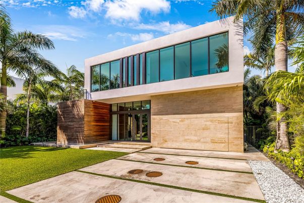 Attached, Backyard, Exterior, Facade, Modern