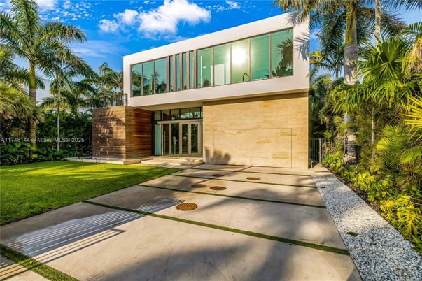 Backyard, Exterior, Facade, Modern