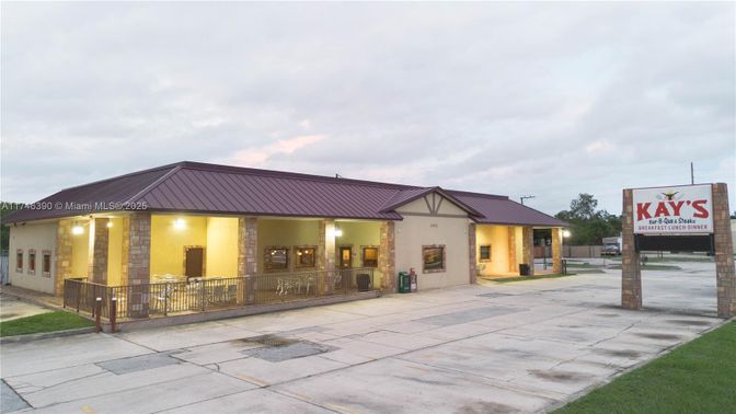 Backyard, Exterior, Facade, Ranch