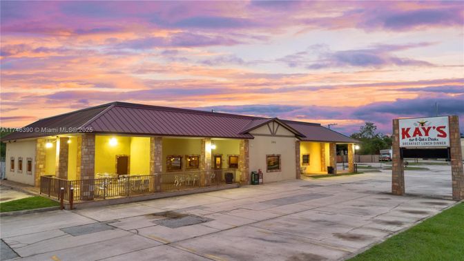 Backyard, Exterior, Facade, Ranch