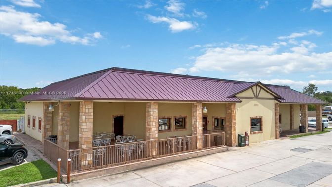 Exterior, Facade, Ranch