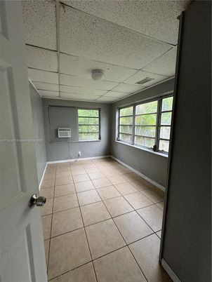 Empty room, Interior