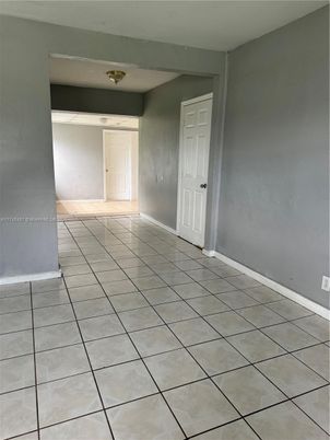 Empty room, Interior