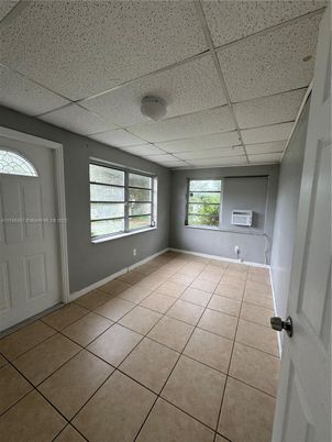 Empty room, Interior