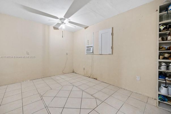Empty room, Interior
