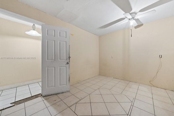 Empty room, Interior