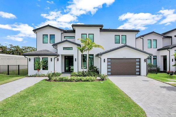Attached, Exterior, Facade, Spanish Mediterranean