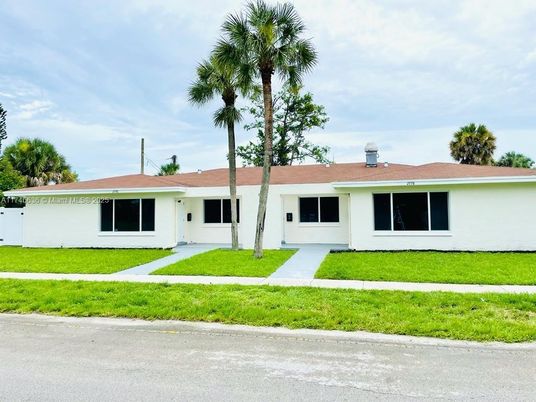 Backyard, Exterior, Facade, Ranch
