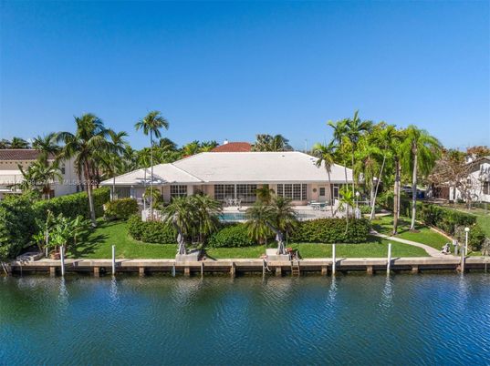 Exterior, Lake