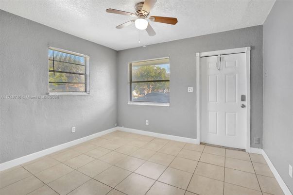 Empty room, Interior