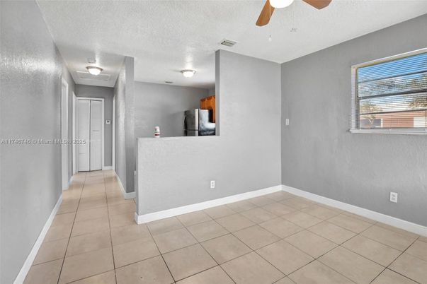 Empty room, Interior