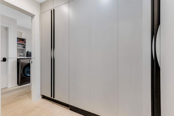 Interior, Utility Closets, Washer, Wood Texture Flooring
