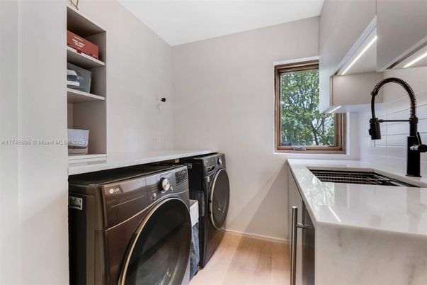 Interior, Washer, Wood Texture Flooring