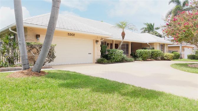 Attached, Exterior, Facade, Ranch