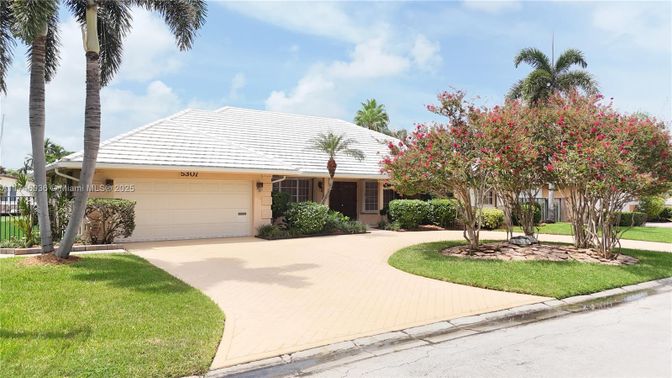 Attached, Exterior, Facade, Ranch