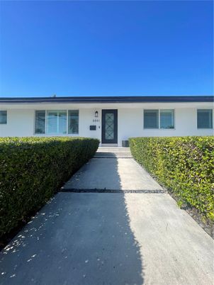 Exterior, Facade, Ranch