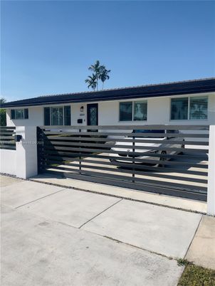 Exterior, Facade, Ranch