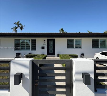 Exterior, Facade, Ranch