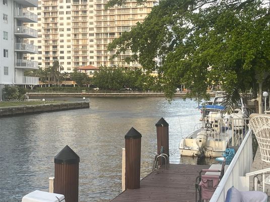 Exterior, Lake