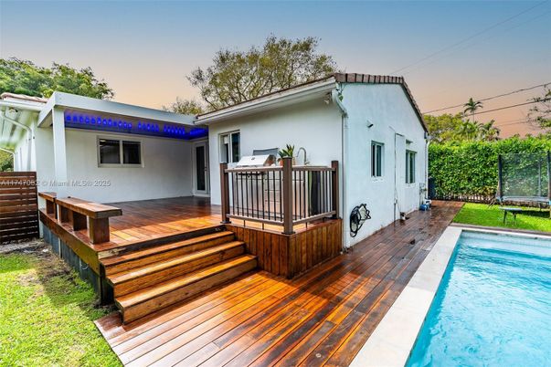 Exterior, Playground, Pool