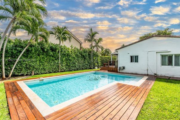 Exterior, Pool