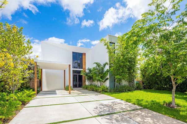 Backyard, Exterior, Facade, Modern