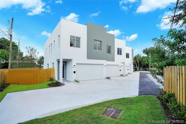 Attached, Exterior, Facade, Modern