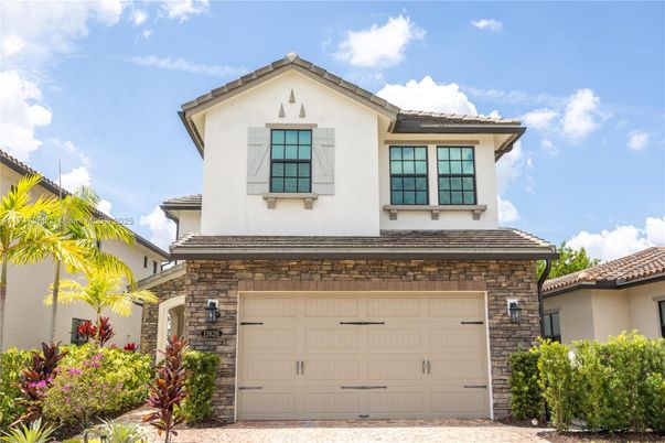 Attached, Exterior, Facade, Mediterranean