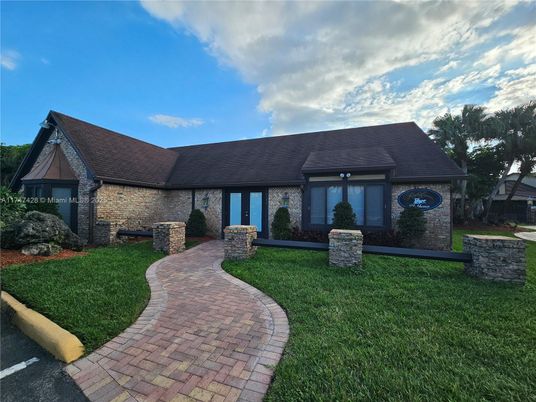Exterior, Facade, Brick Facade, Cape Cod