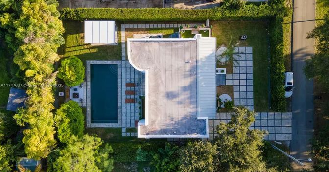 Exterior, Drone
