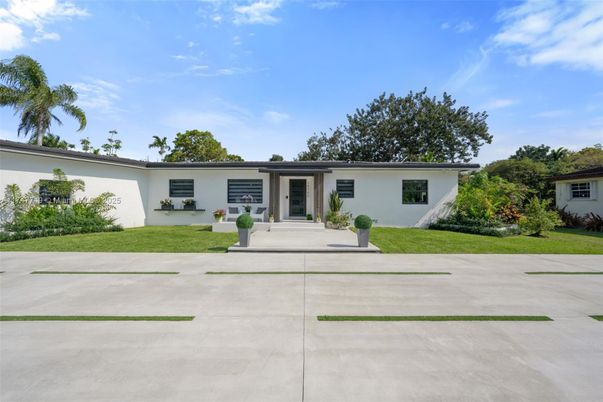 Backyard, Exterior, Facade, Ranch