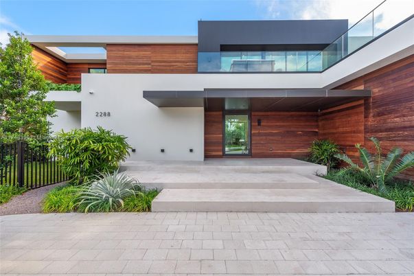Exterior, Facade, Modern
