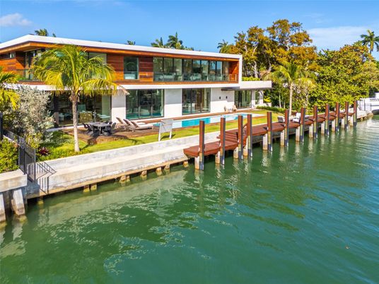 Exterior, Lake