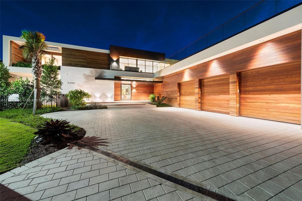 Attached, Exterior, Facade, Modern
