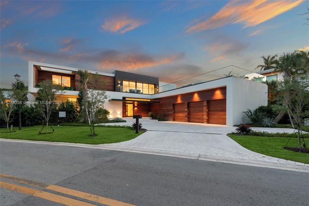 Attached, Exterior, Facade, Modern