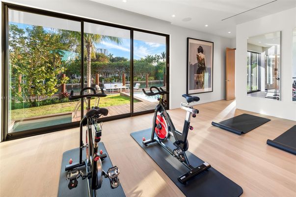 Fitness Equipment, Interior, Recessed Lighting, Wood Texture Flooring