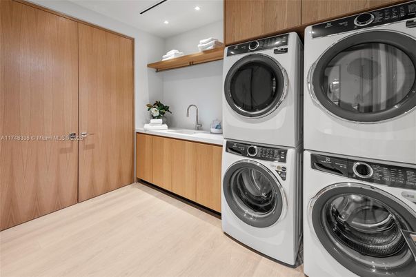 Interior, Recessed Lighting, Washer, Wood Texture Flooring