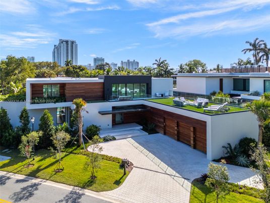 Exterior, Facade, Modern