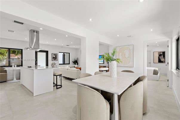 Dining room, Interior, Living room, Pendant Lights, Recessed Lighting