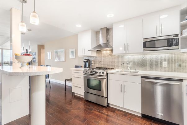 Dining room, Interior, Kitchen, Pendant Lights, Recessed Lighting, Stainless Steel Appliances, Wood Texture Flooring