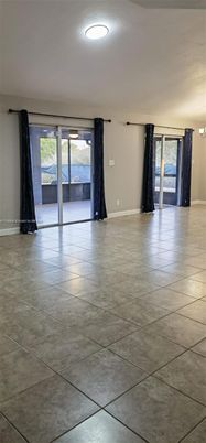 Empty room, Interior