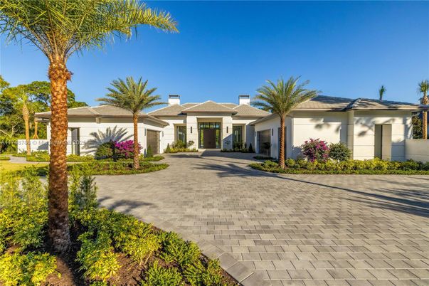 Exterior, Facade, Ranch