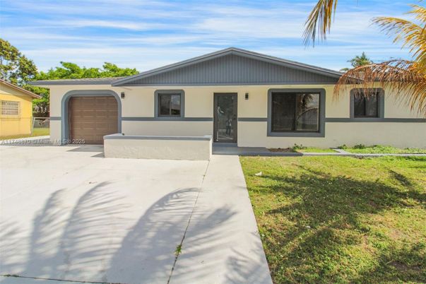 Attached, Exterior, Facade, Ranch