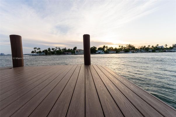 Exterior, Lake