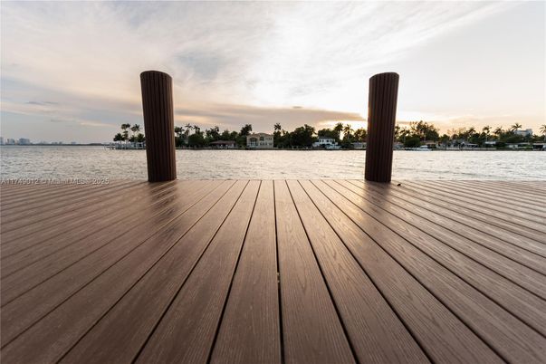 Exterior, Lake