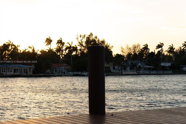 Exterior, Lake