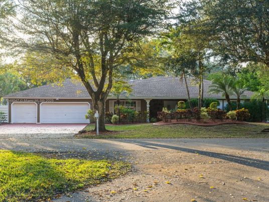 Attached, Exterior, Facade, Ranch