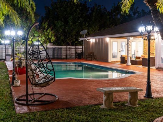 Exterior, Pool