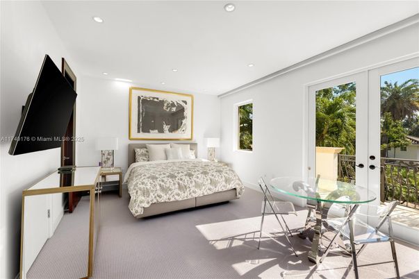 Bedroom, Dining room, Interior, Recessed Lighting
